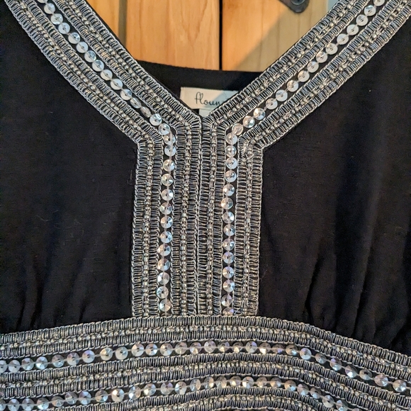 Flounce, trimmed sleeveless top - Picture 2 of 4